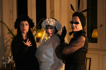 Sandra Guida, Alejandra Radano y Marilú Marini en Invenciones del recuerdo, montaje que se presentó en Villa Ocampo