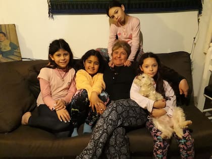 Sandra junto a cuatro de sus nietas.