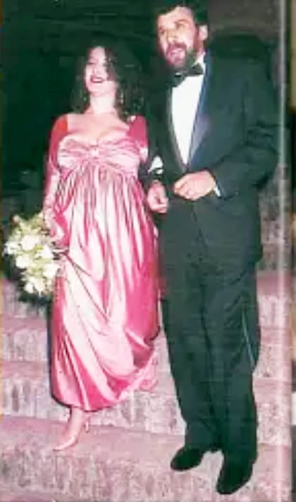 Sandra Macri, madre del novio y hermana de Mauricio Macri, celebró su fiesta de casamiento con Hugo Valladares en la quinta familiar, Los Abrojos, el 7 de marzo de 1992.
A modo de homenaje, Rodrigo y Emily organizaron su boda el mismo día y en el mismo lugar