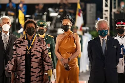 Sandra Mason, la primera presidenta de Barbados; la artista Rihanna y el príncipe Carlos, en el acto de formalización de la nueva república