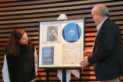 Sandra Mihanovich y Hernán Lombardi descubrieron un vinilo histórico en la celebración de Radio Nacional