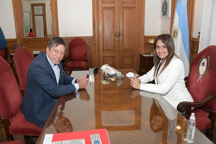 Sandra Orquera recibió ayer en la gobernación a Ricardo Bussi, su jefe político