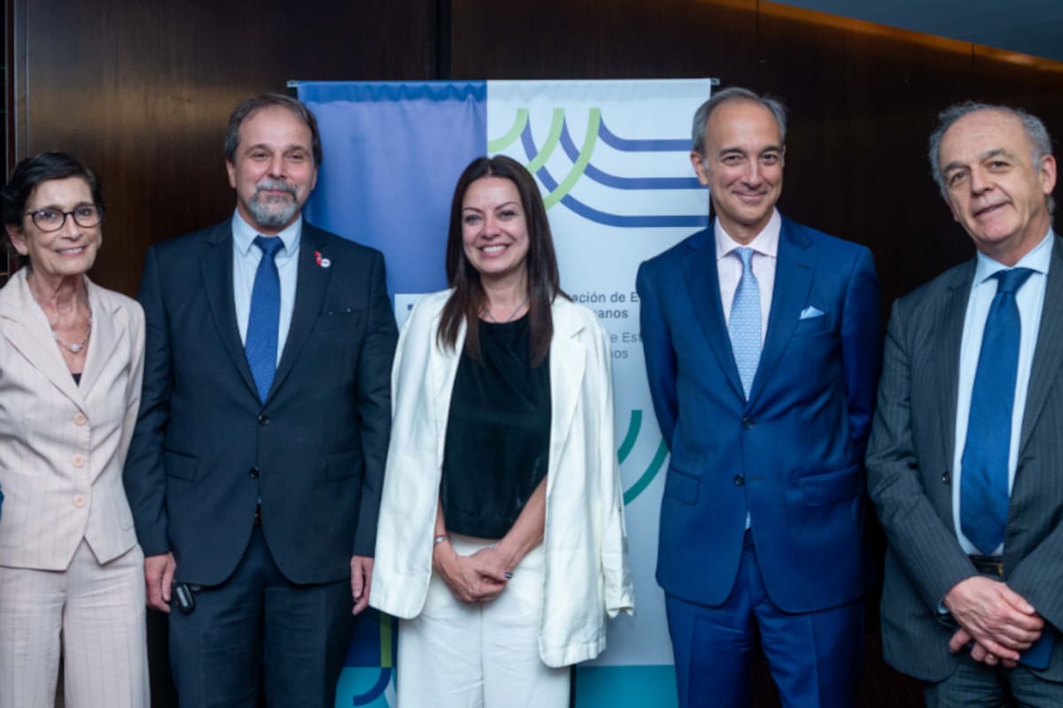 Sandra Pettovello junto al secretario de Educación, Carlos Torrendell, y el director de la OEI en Argentina, Luis Scasso, en un brindis de la organización el 3 de mayo