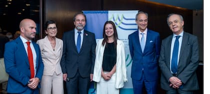 Sandra Pettovello junto al secretario de Educación, Carlos Torrendell, y el director de la OEI en Argentina, Luis Scasso, en un brindis de la organización, el 3 de mayo