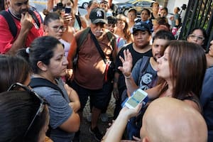 Sandra Pettovello salió a hablar con los dirigentes que se quejaban afuera de su ministerio