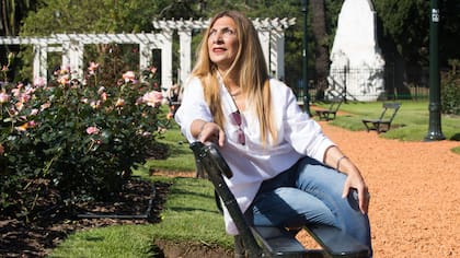 Sandra, sentada en el banco que llevará la placa de su esposo