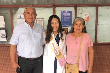 Sandra Toribio junto a sus padres, el día que la joven rindió su último examen para recibirse de médica