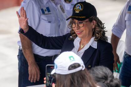 Sandra Torres, candidata a la presidencia del partido político Unidad Nacional de la Esperanza, porta una gorra oficial de la Asociación de Veteranos Militares de Guatemala durante una reunión en la Ciudad de Guatemala, el martes 15 de agosto de 2023. (AP Foto/Moisés Castillo)