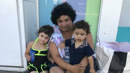 Sandra Vargas y sus hijos por primera vez tendrán un árbol de Navidad