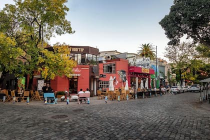 Palermo Soho se delimita por las avenidas Juan B. Justo, Córdoba, Scalabrini Ortiz y Santa Fe.