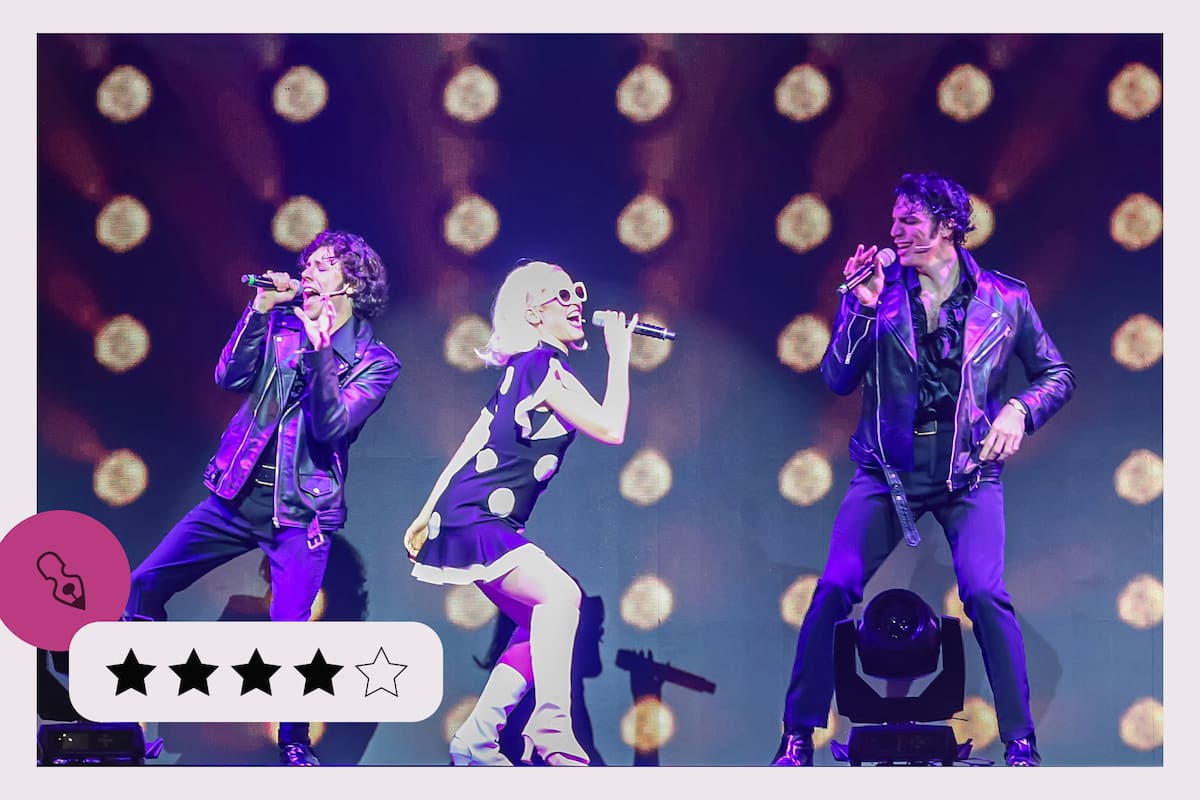 Sandro, el gran show; Alan Madanes, Malena Rossi y Nacho Pérez Cortés en uno de los cuadros del poderoso musical que homenajea al Gitano en sus distintas épocas