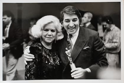 Sandro junto a Estela Raval con su Martín Fierro, 13 de mayo 1991. Reproducciones que pertenecieron al archivo de Tiempo Argentino, Cronista Comercial y La Opinión. Muchas son de las agencias DyN y Telam. Corresponden a la década del 70 y 80.