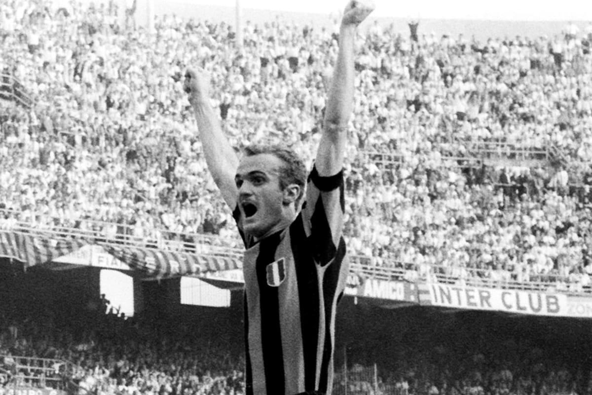 Sandro Mazzola y una costumbre: el grito de gol con la camiseta de Inter, con la marcó 158 tantos