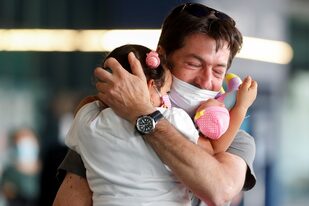 Sandro se reencuentra con su hija Yarline a su regreso de Colombia, en el aeropuerto de Fiumicino