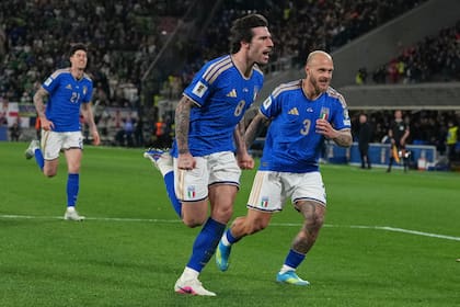 Sandro Tonali, autor de un gol ante Irlanda del Norte, junto a Federico Dimarco