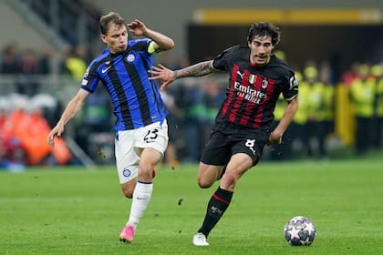 Sandro Tonali, en acción ante Nicoló Barella, en la semifinales entre Milan e Inter por la Champions League
