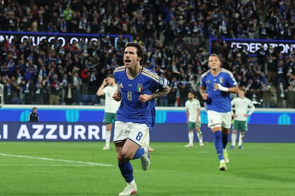 Sandro Tonali festeja su gol, con el que Italia empezó a desatar el nudo frente a Irlanda del Norte: la Azzurra ganó 2 a 0 y el martes definirá con Bosnia Herzegovina el pasaje al Mundial 2026