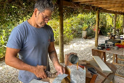 Sandro trabajando en el taller y carpintería que en la parte de abajo de la casa.