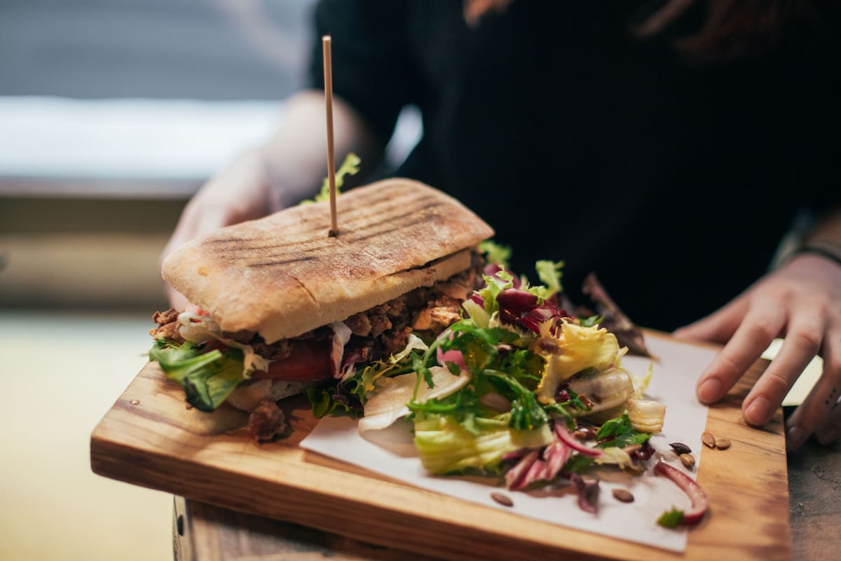 Sándwich caliente y vegetales; un almuerzo rápido, nutritivo y fácil de preparar.