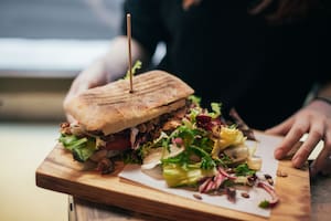 Sándwich caliente y vegetales; un almuerzo rápido, nutritivo y fácil de preparar.