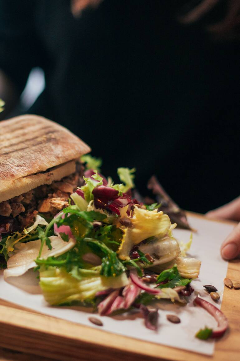Sándwich caliente y vegetales; un almuerzo rápido, nutritivo y fácil de preparar.