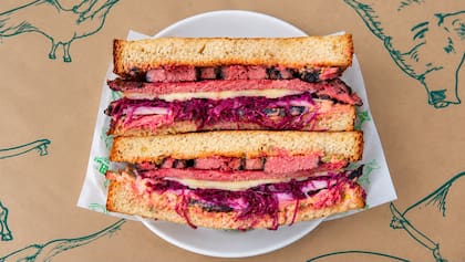 Sándwich de pastrón con 150 gramos de carne, pan de papa, mostaza antigua y pepinillos