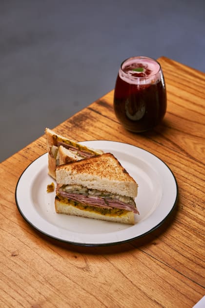 Sándwich de pastrón, pickles de pepinillos y salsa relish
