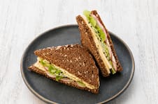 Sándwich integral de hummus y vegetales