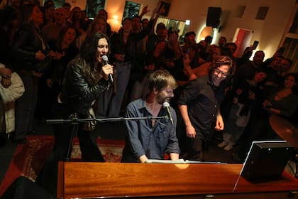 Sandwich Piano Bar hoy se realiza en Espacio: "Aprovechamos la amplitud para generar una dinámica de piano 360. La gente se ubica alrededor del piano, formando una ronda de canciones que pasa por diversos géneros", explican