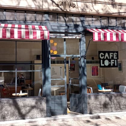 Sándwiches, pastelería, buen café y también vermuts, licuados y cervezas pueden encontrarse en este local de Caballito.