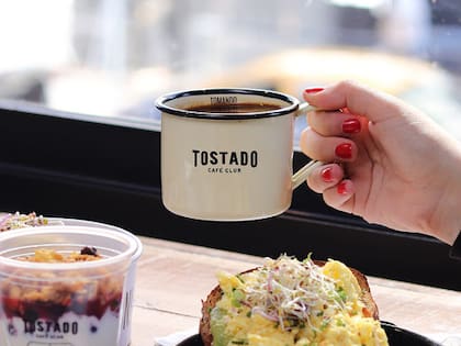 Sándwiches y ensaladas te esperan en Tostado para cortar el mediodía sofocante