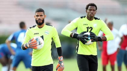 Sandy Sánchez (izquierda), el arquero cuban que desertó durante la Copa de Oro