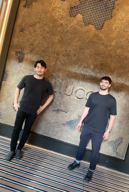 Sang Jeong y Nicanor Vieyra en la puerta de Olluco