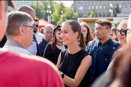 Sanna Marin, durante una reunión partidaria tras su peor semana