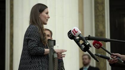 Sanna Marin habla con periodistas fuera del Palacio de Gobierno.