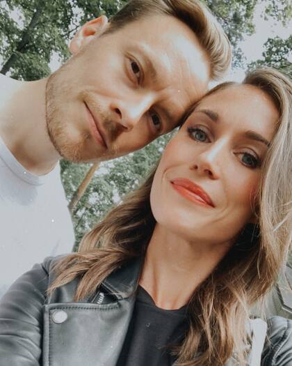 Sanna Marin y su esposo Markus Räikkönen en el festival de música Ruisrock (Instagram @sannamarin)