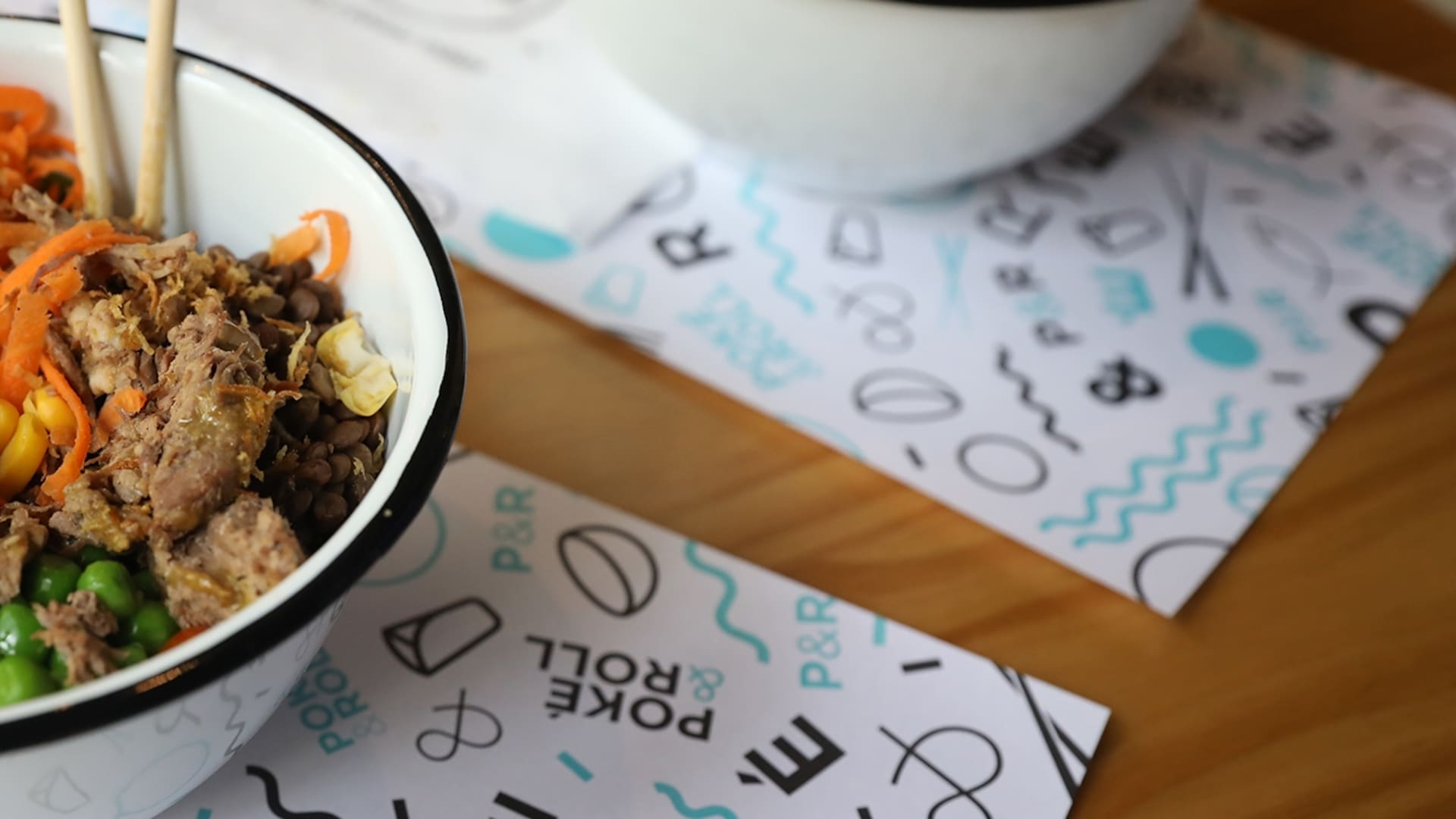 Sano, fresco y sabroso, gana adeptos porque es liviano como una ensalada, pero genera mayor sensación de saciedad; hecho a base de arroz y pescado, también suma verduras, frutas, proteínas, cereales y salsas según el criterio de cada cocinero