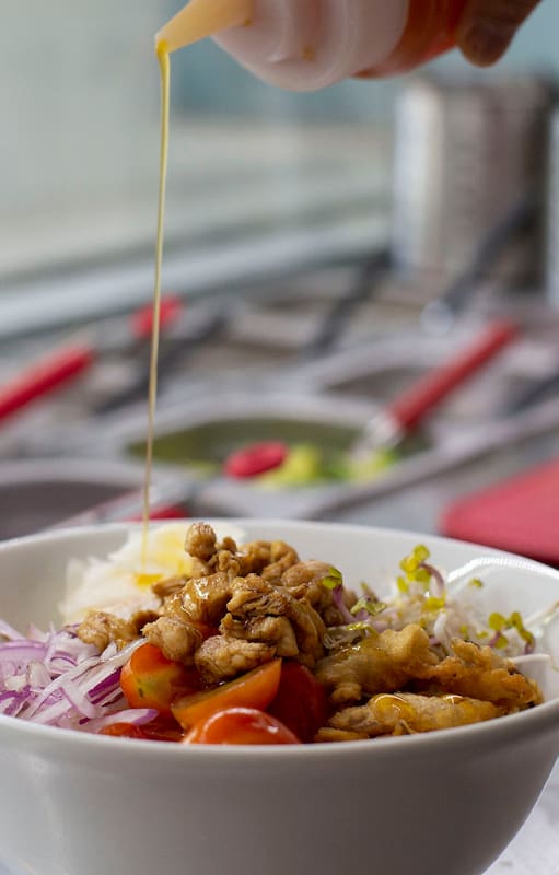 Sano, fresco y sabroso, gana adeptos porque es liviano como una ensalada, pero genera mayor sensación de saciedad; hecho a base de arroz y pescado, también suma verduras, frutas, proteínas, cereales y salsas según el criterio de cada cocinero