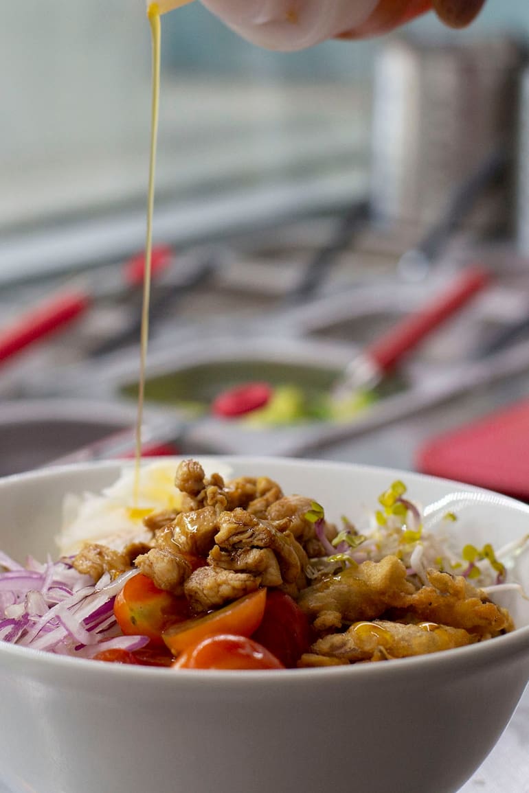 Sano, fresco y sabroso, gana adeptos porque es liviano como una ensalada, pero genera mayor sensación de saciedad; hecho a base de arroz y pescado, también suma verduras, frutas, proteínas, cereales y salsas según el criterio de cada cocinero
