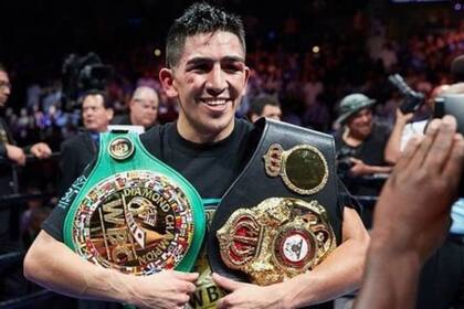 El mexicano Leo Santa Cruz, monarca liviano junior de la Organización Mundial de Boxeo.