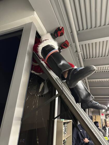 Santa Claus debió ser rescatado a través de una ventana en el sexto piso del edificio