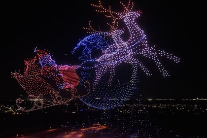 Santa Claus y su trineo surcaron los cielos, y llevaron alegría a miles de asistentes