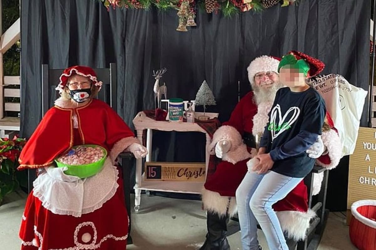 Santa Claus y su versión femenina, la señora Claus, en Ludowici, Georgia