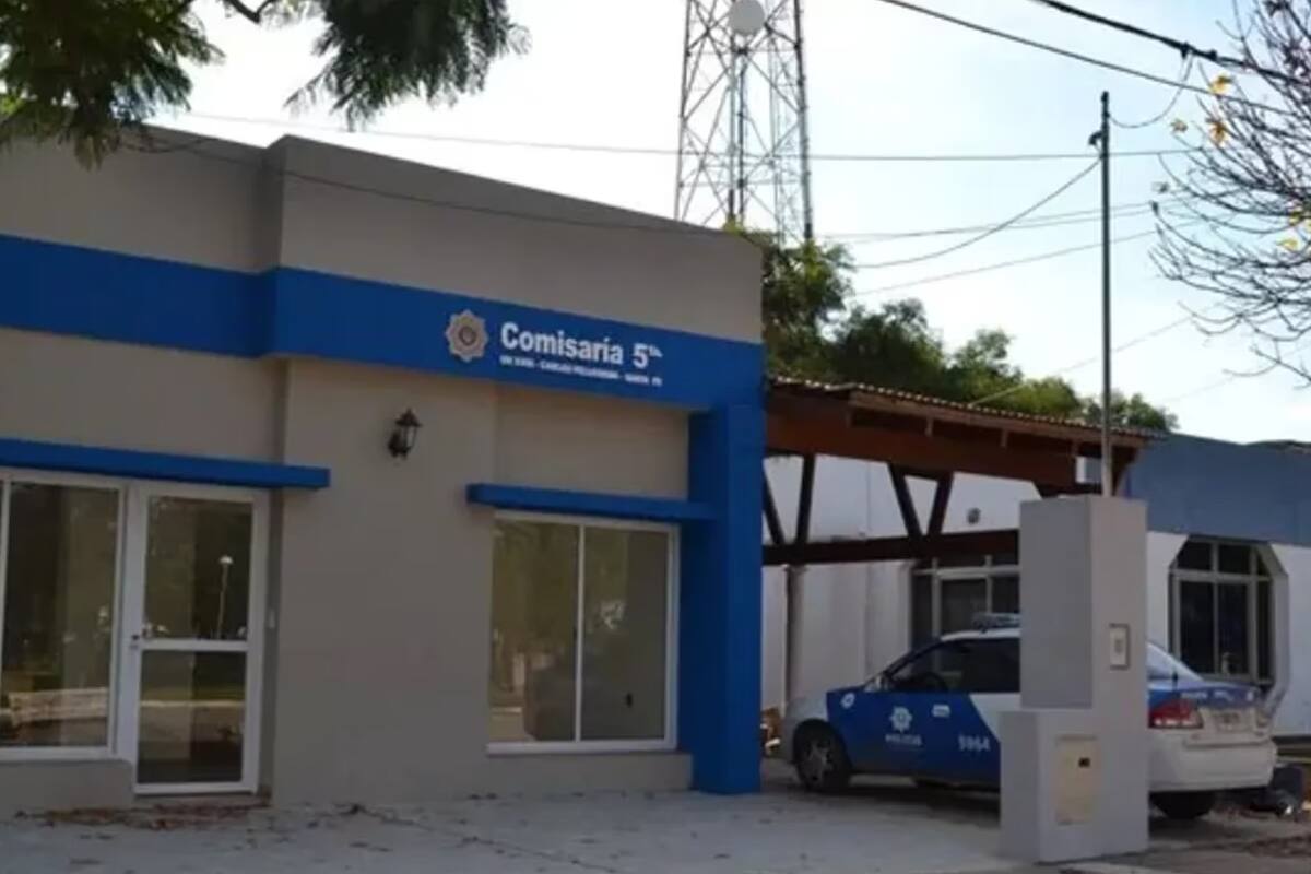 Santa Fe: alcoholizado, se acercó a una comisaría para denunciar el robo de su auto y se llevó un patrullero