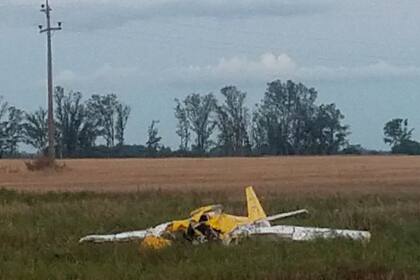Santa Fe: hacían acrobacias con su avioneta y se estrellaron contra un campo