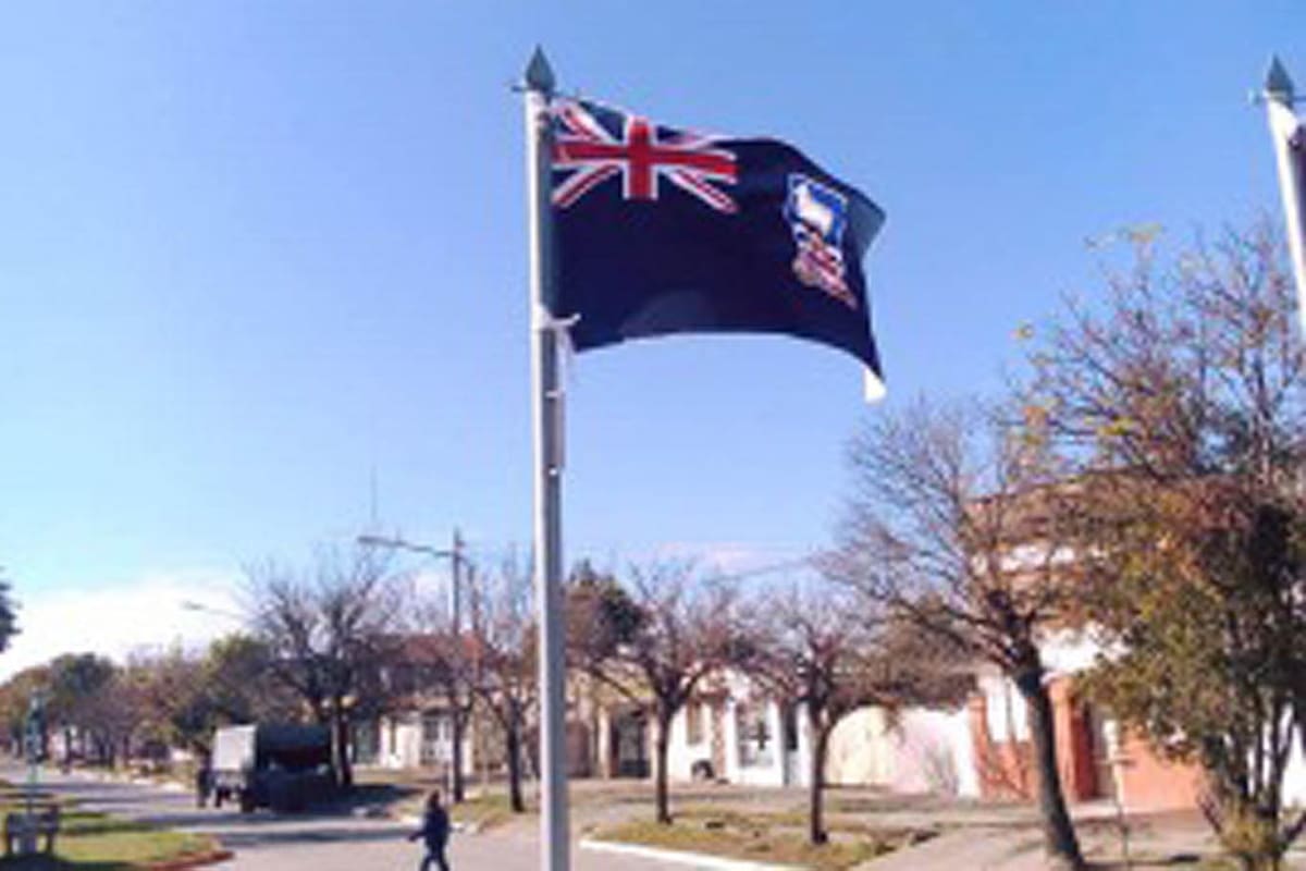 Santa Fe: Izaron la bandera británica de Malvinas en un acto oficial del 9 de Julio