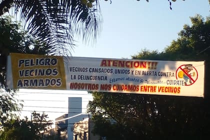 Santa Fe: vecinos hartos de la inseguridad colgaron pasacalles para advertir a los ladrones