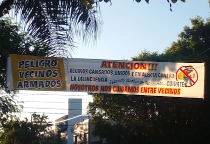 Santa Fe: vecinos hartos de la inseguridad colgaron pasacalles para advertir a los ladrones