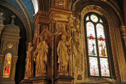 Posee tesoros arquitectónicos y artísticos que reúnen desde vitrales franceses, altares, esculturas y hasta un órgano alemán de 1873