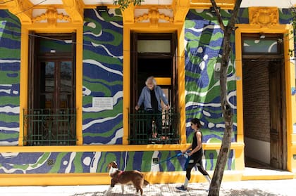 Santa Marina: el vecino más ilustre en su Pasaje Lanin.